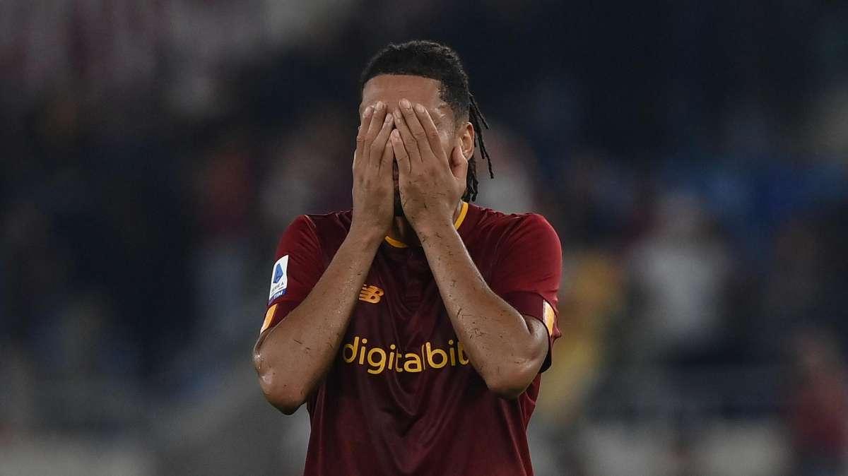 Roma, Mourinho inferocito con Smalling: ecco cos'è successo