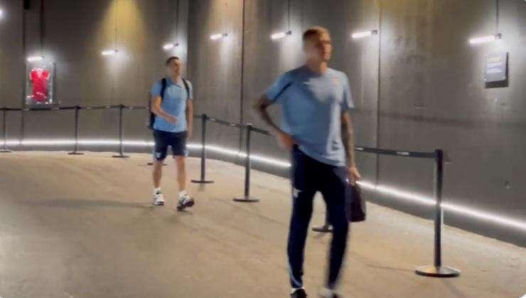 Lazio - Verona, l'arrivo della squadra all'Olimpico: l'ultimo a entrare è... - VIDEO