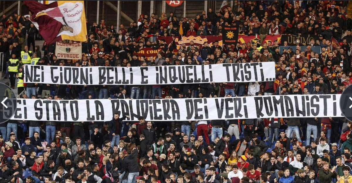 Roma, lo striscione per De Rossi e l'ennesimo errore di grammatica -FOTO