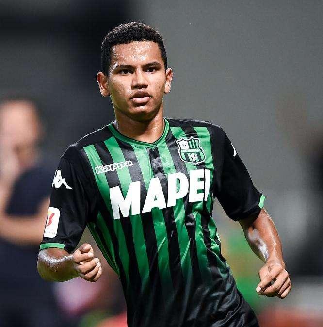 Sassuolo, paura per Rogerio: trasportato in ospedale per un colpo alla testa