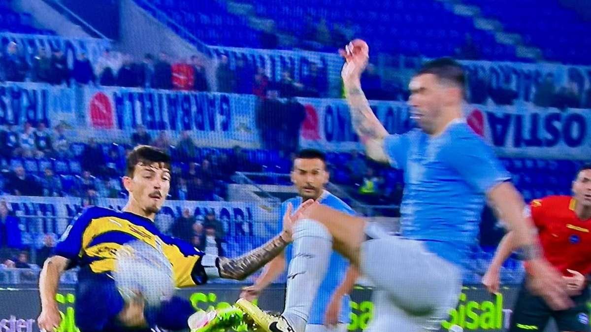 Lazio - Parma, contatto Romagnoli - Delprato: clamorosa svista di Sacchi