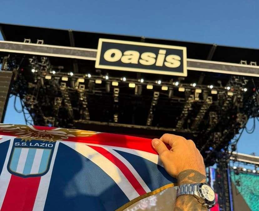C'è anche la Lazio al concerto degli Oasis: a Manchester tra 'pezze' e adesivi - FOTO