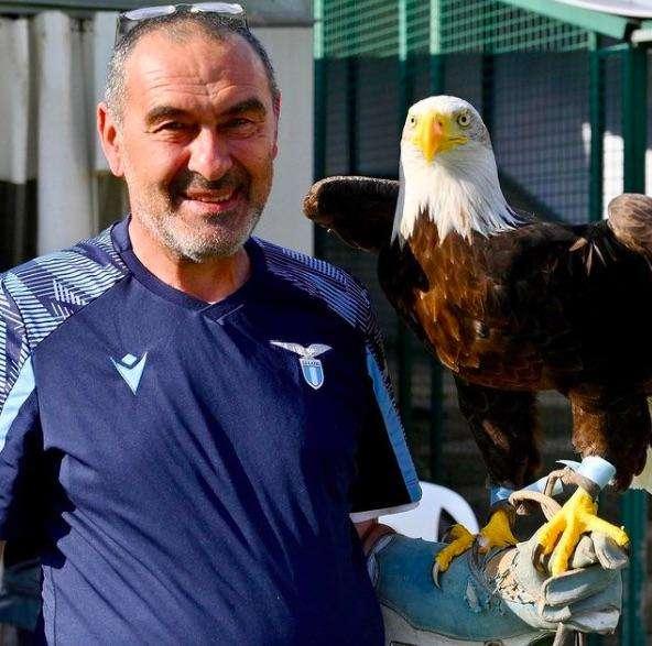 Lazio, mister Sarri posa insieme all'aquila Olympia - FOTO