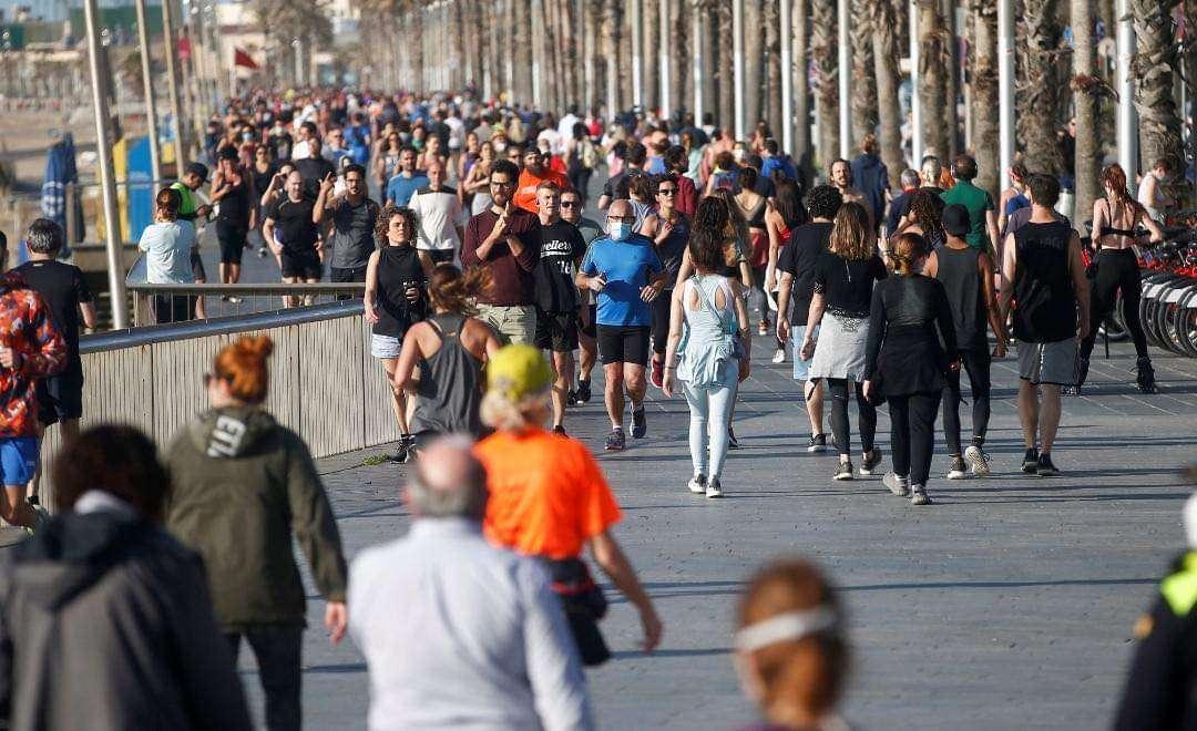 Coronavirus, Barcellona riparte: strade piene di gente - FOTO