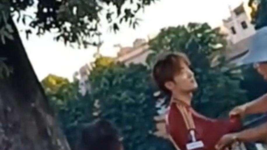 Lazio, problemi per un turista: ai Fori Imperiali con la maglia della Roma - VIDEO