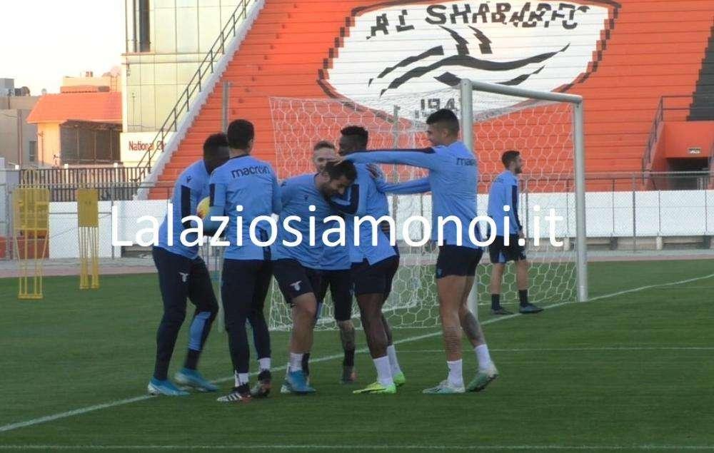 RIYAD - Lazio, torelli e scherzi: Jony perde e scappa, Milinkovic e Acerbi se la ridono - VIDEO