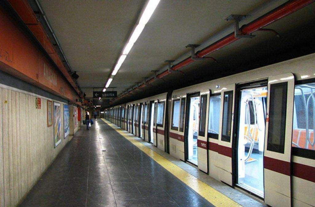 Roma ancora violenza, addetto Atac cerca di sedare una rissa: lividi e braccia rotte