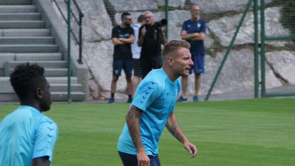 AURONZO GIORNO 3 - Immobile si ferma con i tifosi: selfie e autografi per il capitano