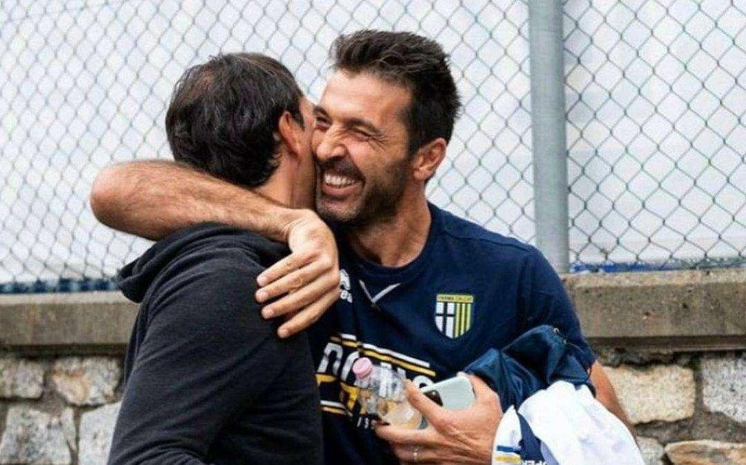 Nesta, la visita al Parma e l'abbraccio con Buffon. L'ex Lazio: "Sempre un piacere..." - FOTO
