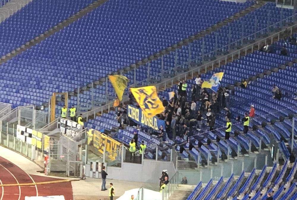 Lazio - Parma, striscione dei tifosi gialloblu per Diabolik: "Ciao Diablo" - FT