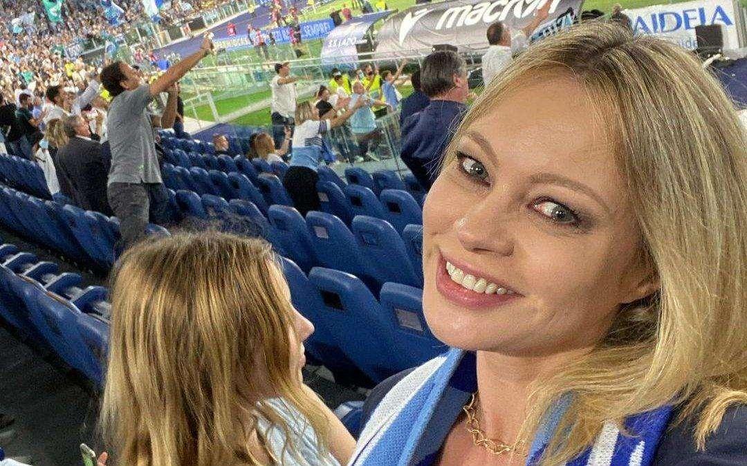 Lazio - Roma, Anna Falchi esulta all'Olimpico: "Con mia figlia e la vittoria del derby" - FOTO