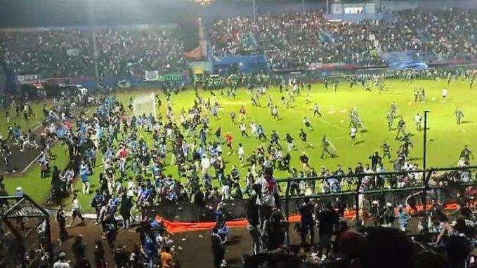 Indonesia, tragedia in campo: oltre 150 morti dopo l'invasione dei tifosi