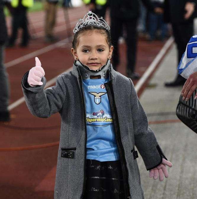 Lazio, la piccola Noemi deve operarsi: il club mette all'asta delle maglie