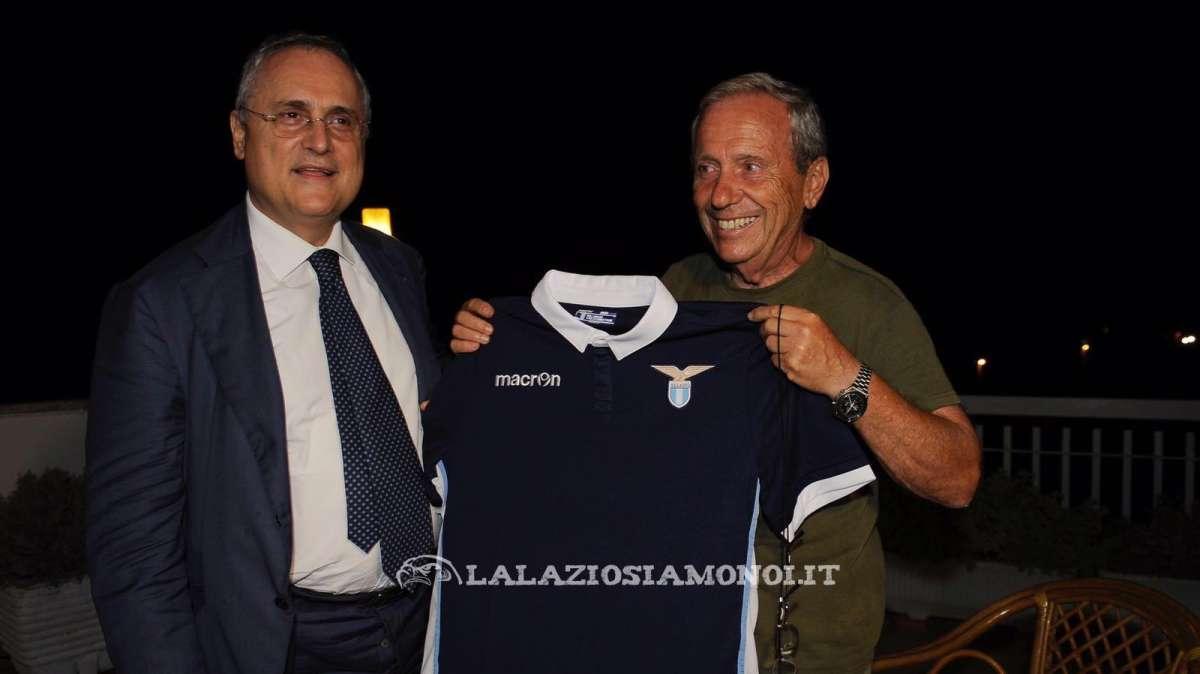 #11siamounasquadra, Lotito e i giocatori fanno visita ai primi abbonati della Lazio - FOTO