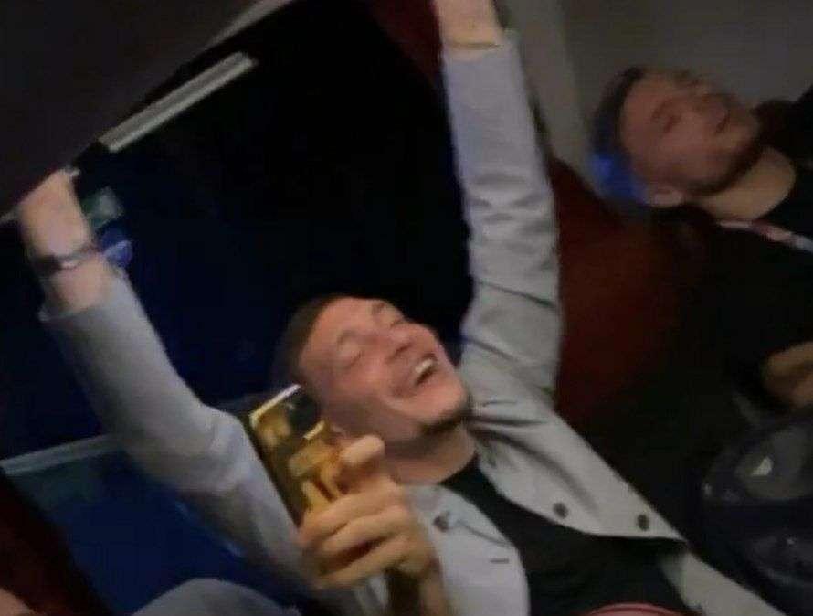 Italia, il coro che è diventato rito: sul pullman si festeggia un'altra "notte magica" - VIDEO