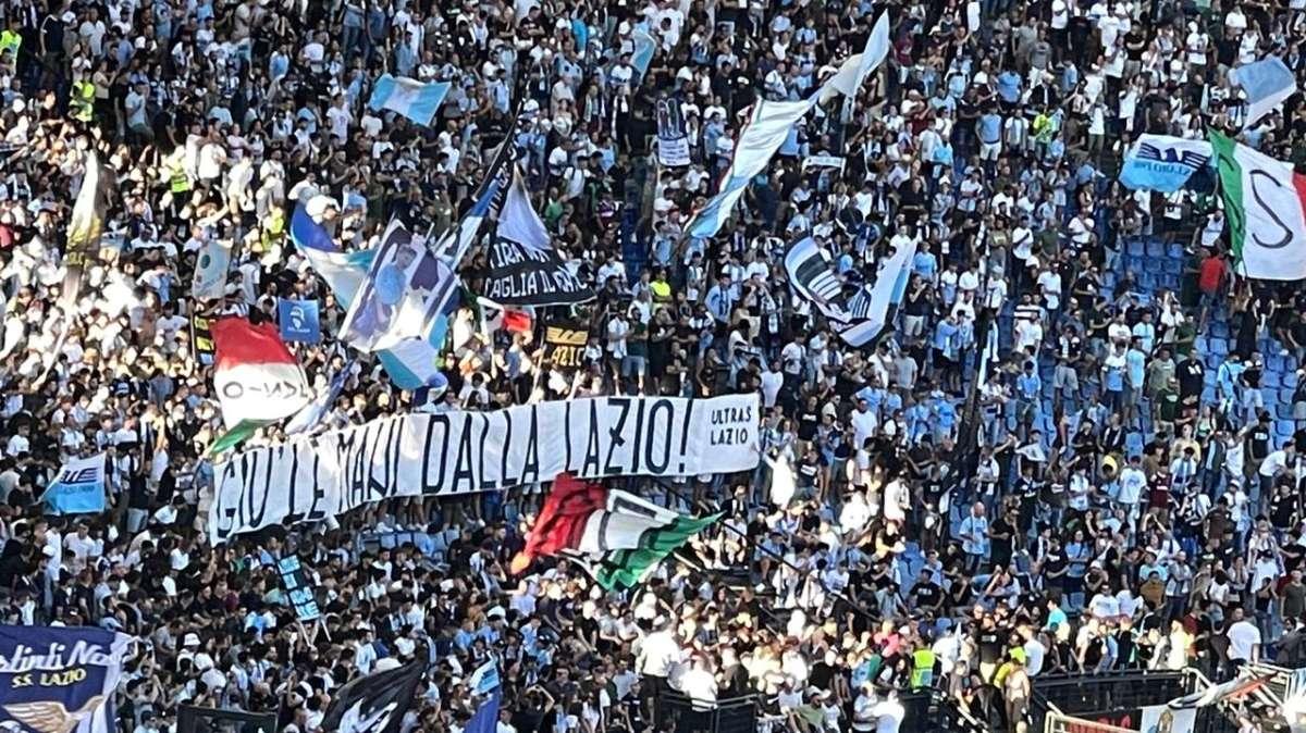 Il messaggio della Nord prima del fischio d'inizio: "Giù le mani dalla Lazio" - FOTO