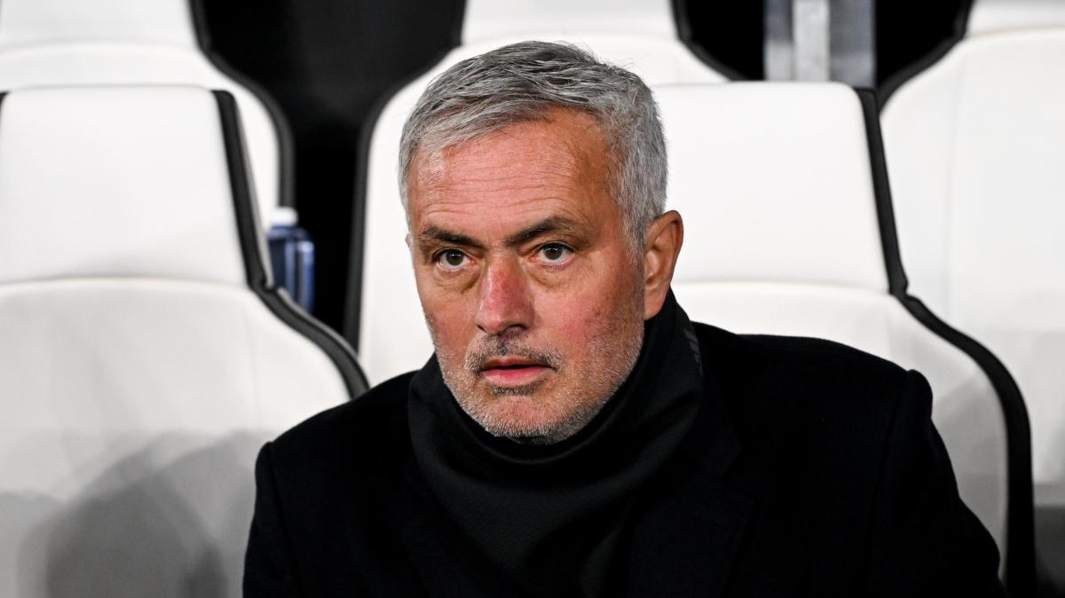 Mourinho in panchina con un occhio nero: scontro in allenamento