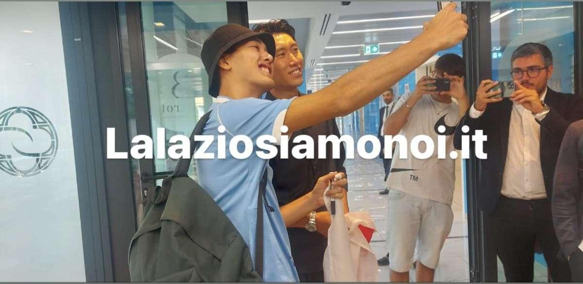Lazio, Hanabi incontra Kamada: "Finalmente abbiamo un giapponese! Sarri..." - FOTO&VIDEO