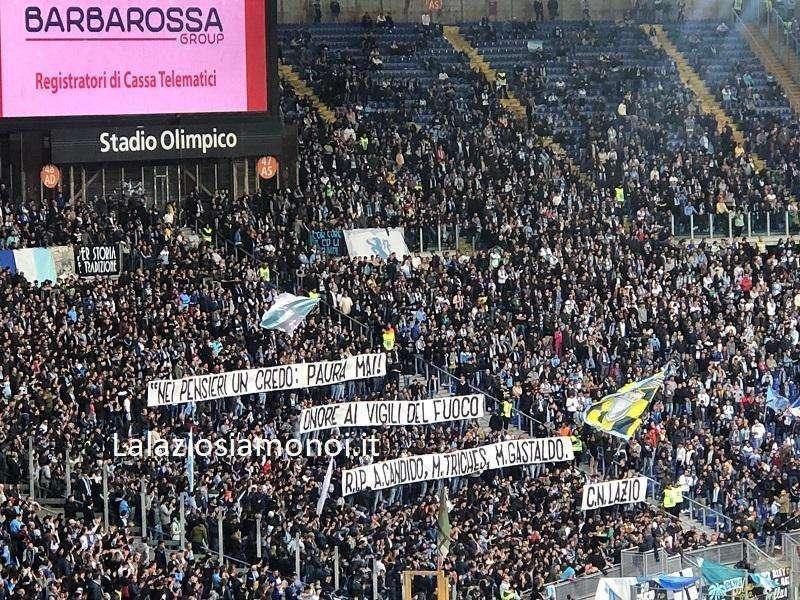 Lazio - Lecce, lo striscione della Nord: "Onore ai vigili del fuoco uccisi" - FT