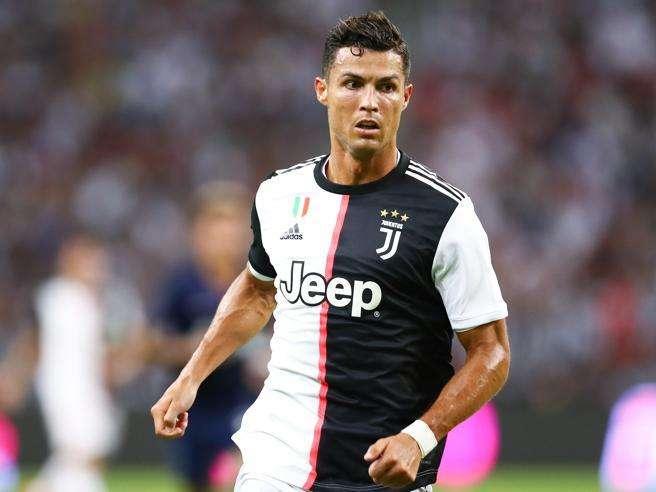 Juventus, C.Ronaldo graziato da Valeri: ci sarà con la Lazio - FOTO
