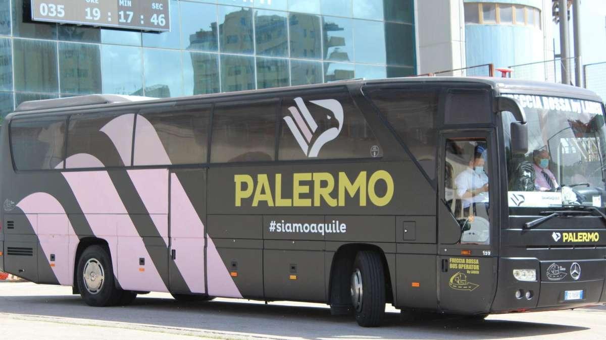 Messina, pullman del Palermo preso a sassate: la squadra era diretta a Bari