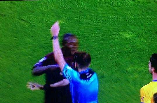 Salernitana-Frosinone, finale di primo tempo turbolento all'Arechi: Minala spinge l'arbitro e viene espulso