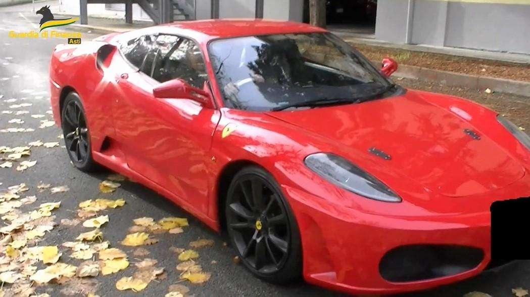 Ferrari | Gira con una F430, ma è una Toyota camuffata: denunciato un 26enne
