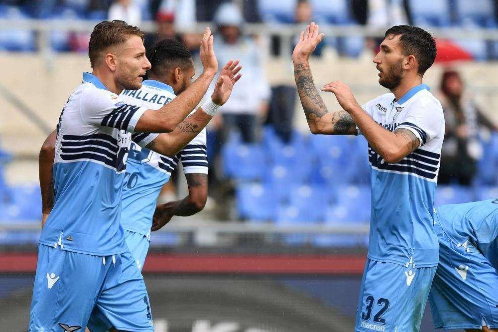 LE PAGELLE DEI QUOTIDIANI - Parolo e Cataldi, la qualità in mezzo al campo. Ma lo scettro è di Immobile