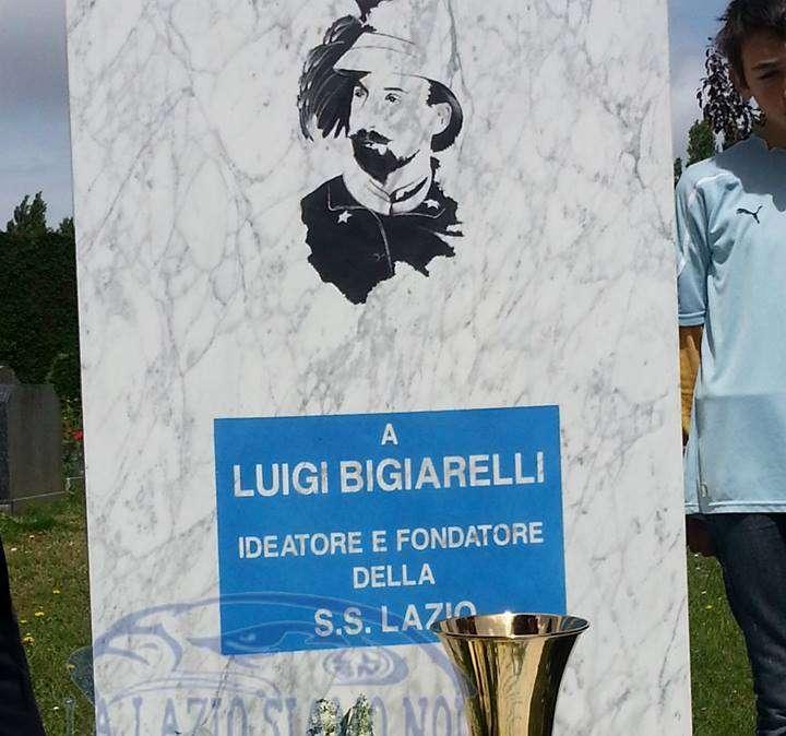 ESCLUSIVA - La Lazio omaggia Bigiarelli: la Coppa Italia sulla tomba del Fondatore - FOTO