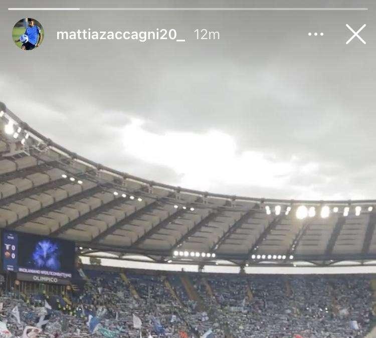 Lazio-Roma, la carica di Zaccagni dalla tribuna: “Forza Ragazzi” - FOTO