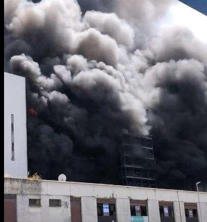 Roma, vasto incendio a Colli Aniene: un morto, feriti e intossicati. La situazione