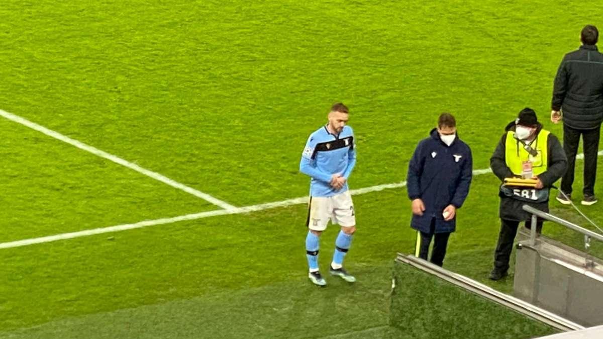Bayern Monaco - Lazio, Lazzari costretto a lasciare il campo per infortunio alla mano 
