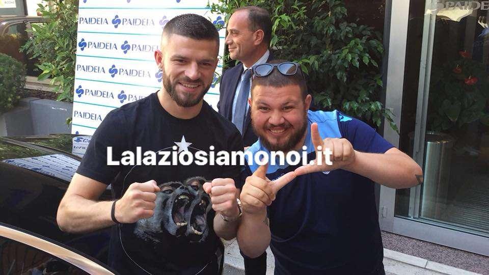 PAIDEIA - Finite le visite mediche per Valon Berisha: "Forza Lazio" nella lingua dei segni - FOTO&VIDEO