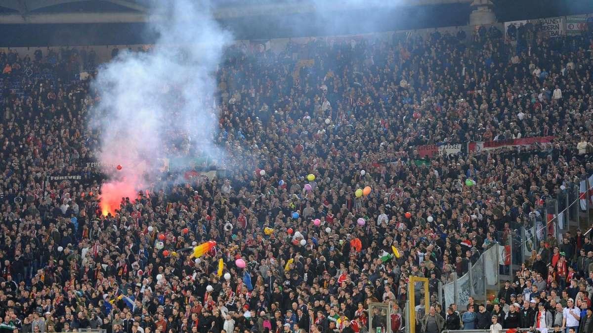 Tirana, tifosi del Feyenoord vandalizzano il bus della Roma