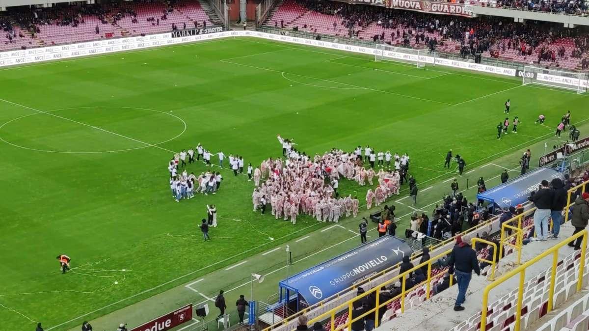 Salernitana - Lazio, flash mob in campo per la giornata contro la violenza sulle donne