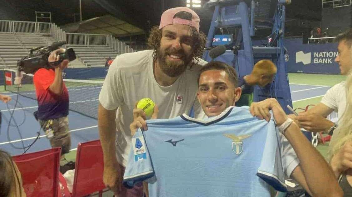 Lazio, Opelka posa con la maglia biancoceleste: lo scatto - FOTO