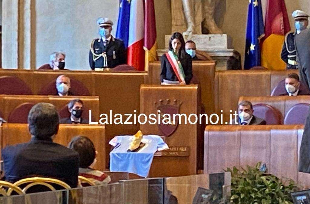 Lazio, al Campidoglio il ricordo della Raggi per Diaconale: l'applauso della sala