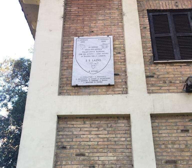 Lazio, ripulita la targa del Centenario. Cochi: “Brave ragazze del Sodalizio e Rione Prati”