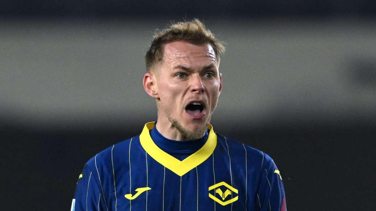 Verona, maxi-squalifica per Duda dopo il rosso contro la Lazio: la decisione