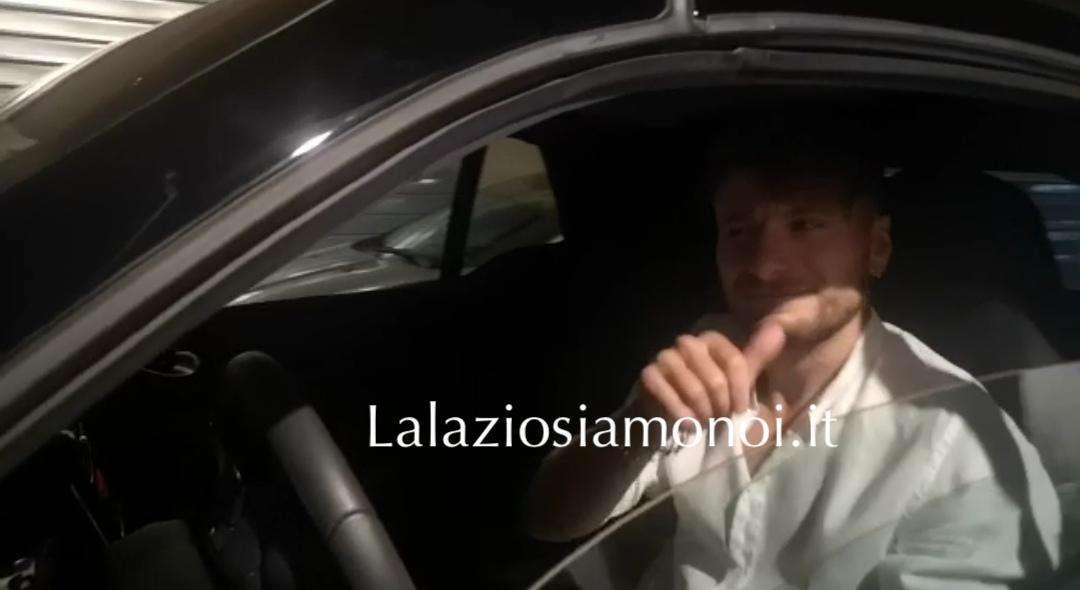 Lazio, la squadra a cena fuori: gli scatti dell'arrivo dei calciatori - VD