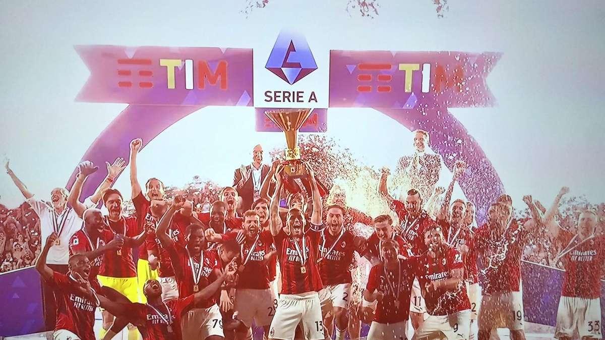 Milan, Romagnoli alza il trofeo: può iniziare la festa scudetto - FOTO 