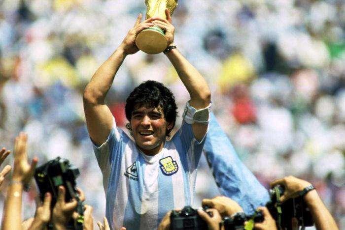 Morte Maradona, le prime pagine di tutto il mondo omaggiano 'D10s' - FT