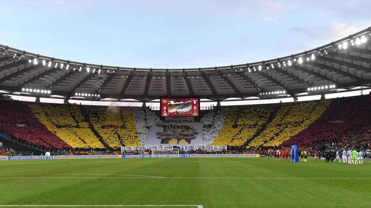 Roma, l'Olimpico si veste per il derby: le coreografie organizzate da tifosi e società