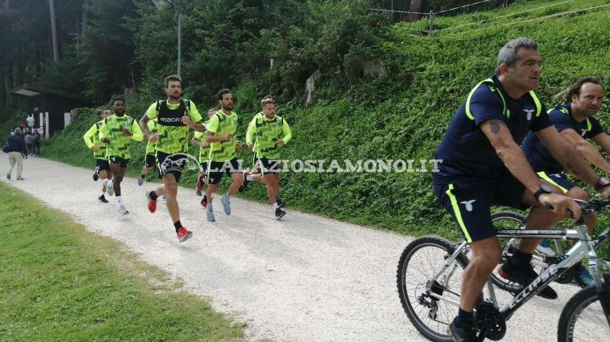 AURONZO GIORNO 4 - Lazio, ripetute al lago. Differenziato sul campo per Caicedo, Lukaku e Luiz Felipe
