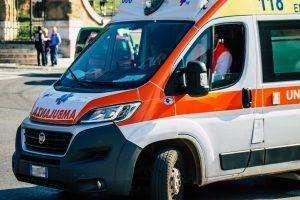 Cronaca Roma, incendio in un deposito di vernici: ferito un pompiere