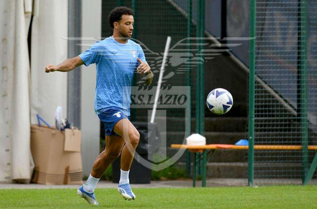 Lazio, Felipe Anderson sommerso dall'amore dei tifosi: piovono sciarpe e magliette - VIDEO