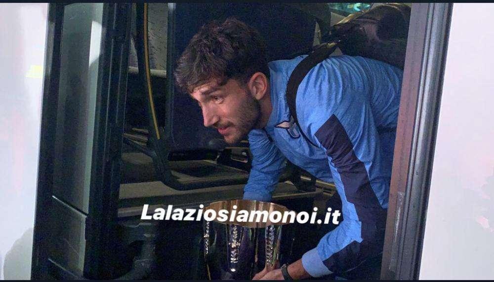 Lazio, i tifosi in delirio per la Supercoppa: "Alzatela ancora" - VIDEO