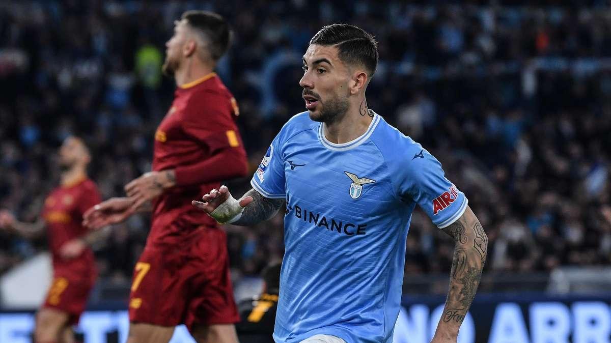Lazio, Zaccagni balla in campo e fuori: i festeggiamenti dopo il derby - FOTO