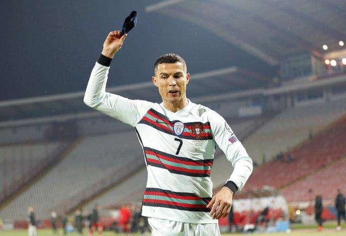 Portogallo, non convalidato gol regolare a Ronaldo: CR7 diventa una furia e lancia la fascia da capitano