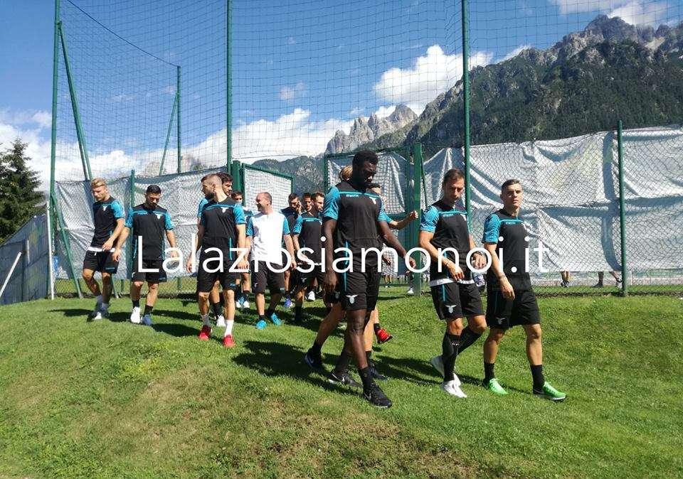 FORMELLO - Prove tattiche in vista dell'Arsenal: ancora ai box Strakosha, Immobile e Marusic, differenziato per Berisha